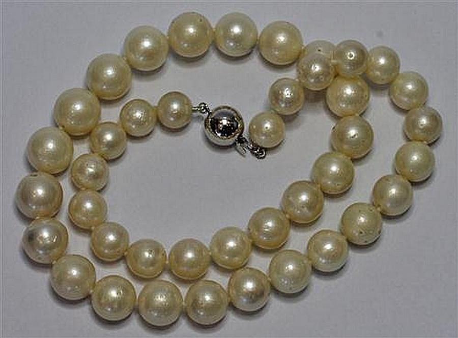 Graduated Pearl Necklace with White Gold Clasp - Necklace/Chain - Jewellery