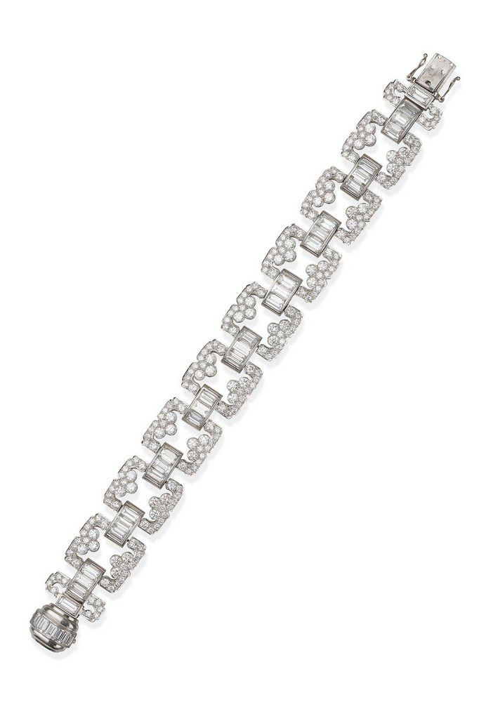 Diamond bracelet composed of eight open cushion-shaped links ...