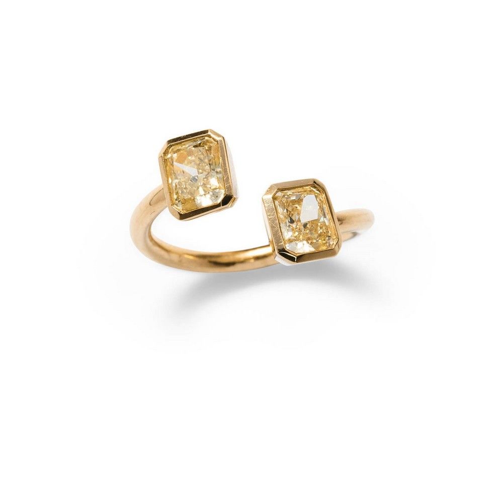 Fancy coloured diamond ring, of toi et moi design, terminating… - Rings ...