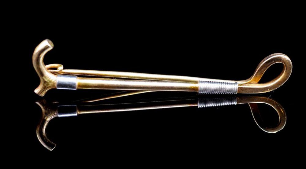 14ct rose gold riding crop brooch marked Rd 244906, width 60 mm