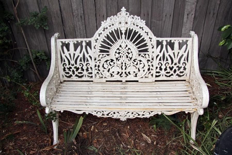 A cast iron garden bench. 75 cm high, 118 cm long, 33 cm deep