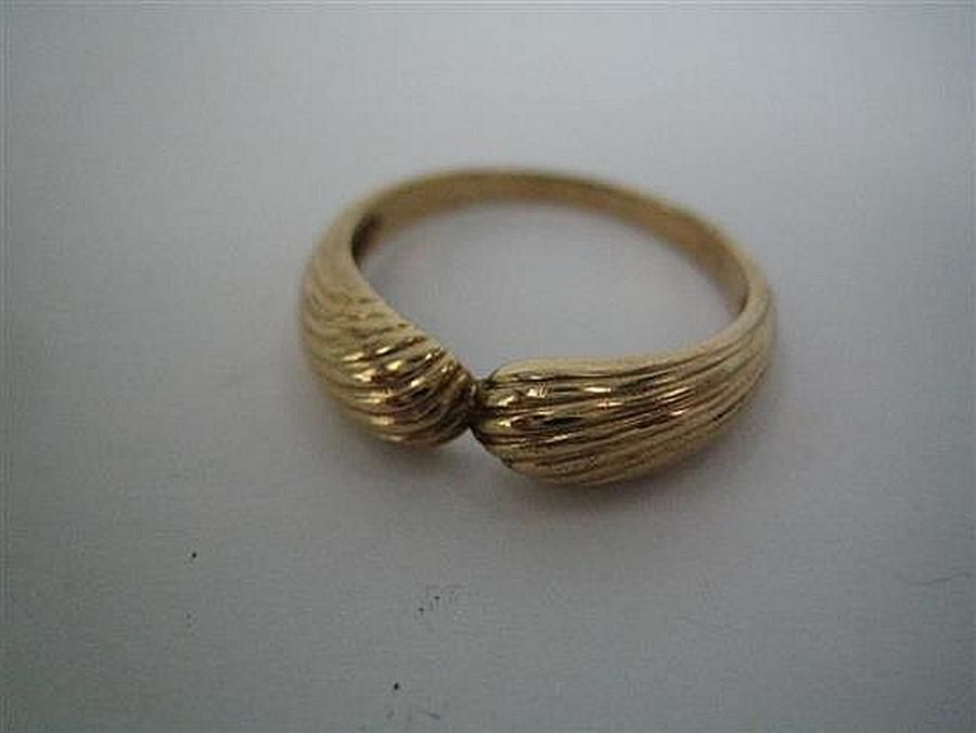 A 9ct gold reeded band ring. Weight 2.2g - Rings - Jewellery
