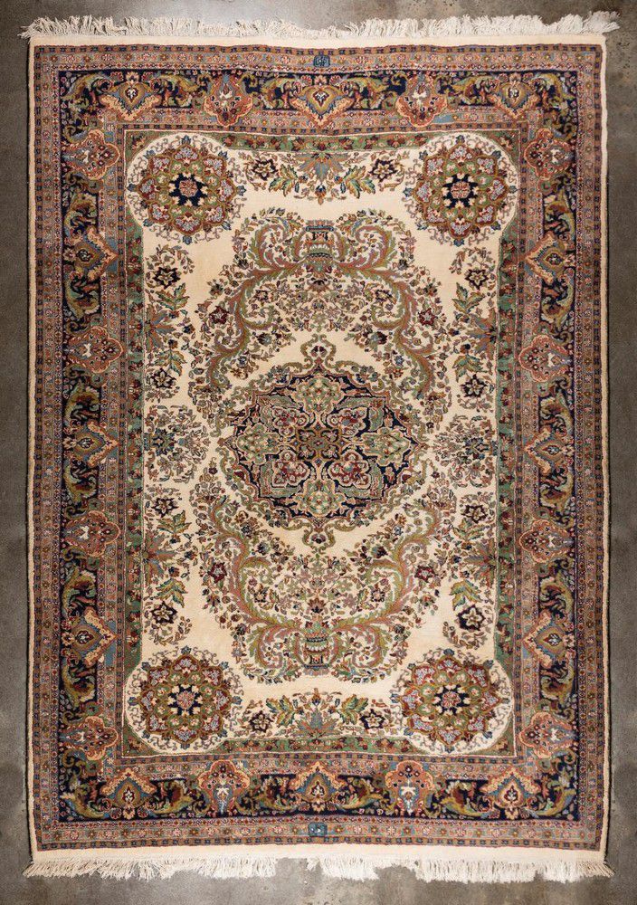 Persian Floral Medallion Wool Rug Rugs & Carpets Textiles & Fabrics