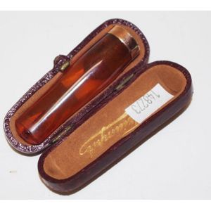 Cased 9ct gold and amber cigar holder stamped 375, in original…