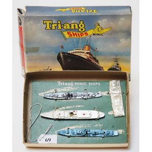 Triang ships M 894 Royal yacht Britannia with Destroyer Escort,…