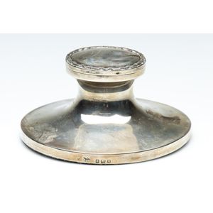 A George V hallmarked sterling silver captains inkwell…