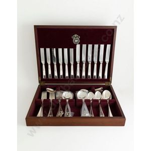 Modern Walker & Hall silverplate canteen of cutlery, comprising,…