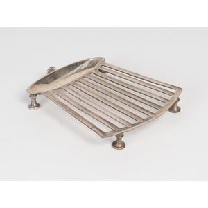 Elkington & Co., Sydney silver plated drainage tray. 4 cm high,…