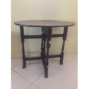 A small oak oval gate leg table, 69 cm wide, 52 cm deep, 63 cm…