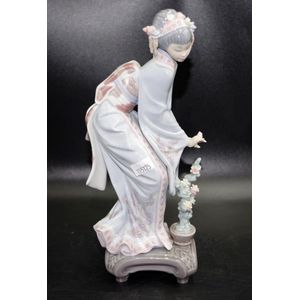 Retired Lladro Japanese Girl With Fan Figurine