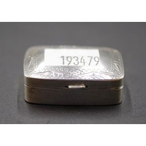 Sterling Silver 925 Pill Box oval sea shell top 1  1/8 wide 3/8 high
