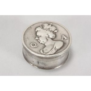 Queen Anne silver patch box, hallmarked with maker 'Tk' to base,…