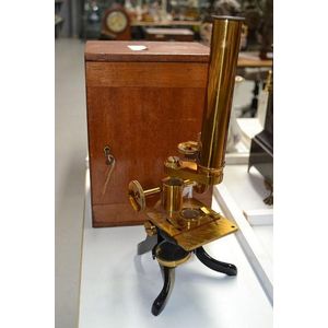Antique microscope in wooden box with key. Box approx 26 cm…