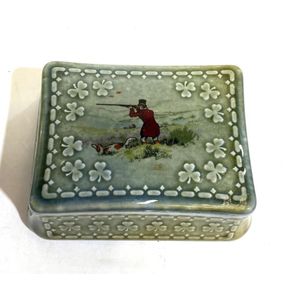 A Wade, Ireland trinket box with hunter & Shamrock motifs, 5 x…