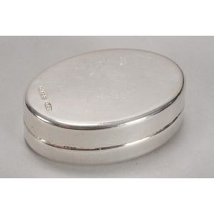 Italian silver pill box and cover, marked, of oval form, total…