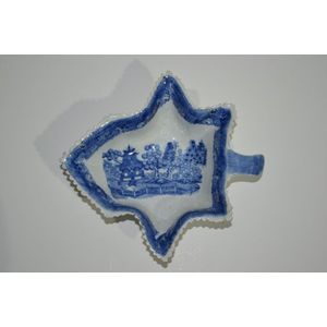 18th century English blue and white pickle dish in leaf shape…