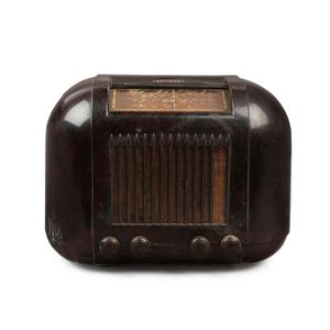 A Kriesler brown bakelite radio, circa 1940, 22 cm high