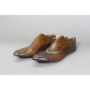 Pair of antique French wooden shoe lasts, each 11 cm high, 29…