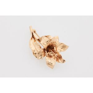 Gold flower brooch, 14ct yellow gold open flower with leaves&hellip;