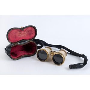 Gaunt French opera glasses, mother of pearl and gilt metal in…