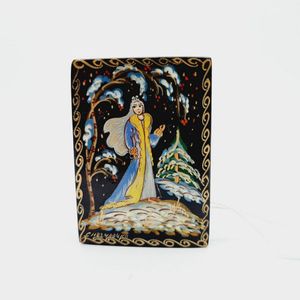 Trinket box, Russian lacquered hand painted box depicting lady…