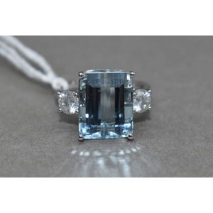 14ct white gold aquamarine and diamond ring featuring centre,…