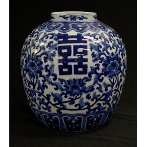 Chinese blue and white ginger jar / vase 22 cm high.