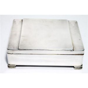 An English sterling silver hallmarked cigar box, 20 x 15 x 6 cm,…