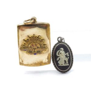 Australian sweetheart locket and Wedgwood pendant marked 9ct&hellip;