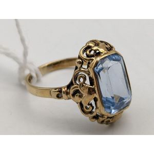 A stunning Aquamarine dress ring