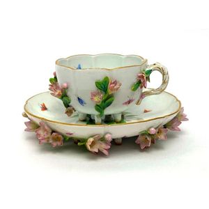 Porcelain Tulip-Shaped Mug with Leaf-Shaped Saucer