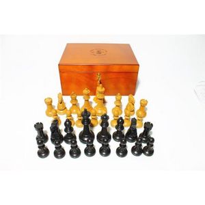 Turned timber chess set in house of Staunton box, King: 10 cm.…