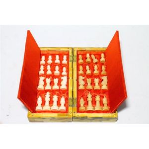 Ivory chess pieces in Laminate, King: 5 cm. Provenance: The…