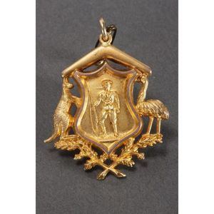 Australian 9ct World War I gold fob medallion, with central…