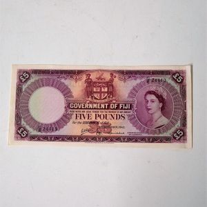 Government of Fiji' £5 bank note, in near unused condition,…