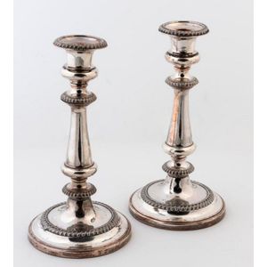 A pair of Georgian Sheffield Plate candlesticks total weight…