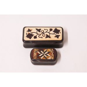 Two early 19th century decorative horn inlay snuff boxes,…