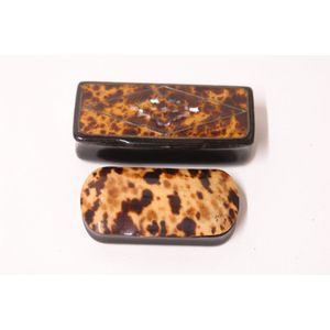 Two early 19th century horn and tortoiseshell snuff boxes,…