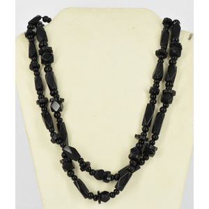 A jet necklace, facetted and round beads. Length 47 cm.
