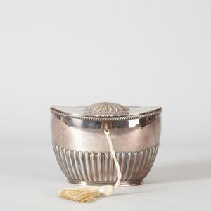 A quality silver plated tea caddy, with a hinged lid and…