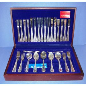 Canteen of Grosvenor silver plated cutlery, 8 place settings, 1…