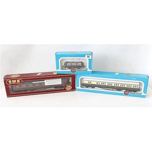 Fifteen various Airfix carriage and freight models, three Gmr…