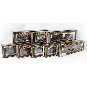 Eight various Mainline train and carriage models, boxed (8).