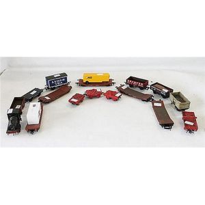 Sixteen various Hornby Dublo and Airfix model freight carriages…