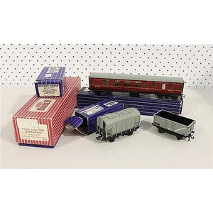 Five Hornby Dublo models, including T.P.O line side Apparatus…