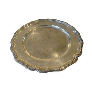 A small Swedish silver salver. In 800 silver with a patterned…