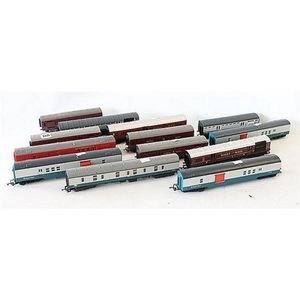 Thirteen various passenger carriages, including Hornby, Tri-ang…