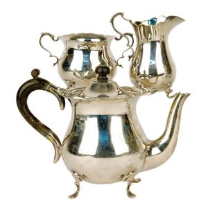 An early Georgian style three piece tea set, baluster shape…