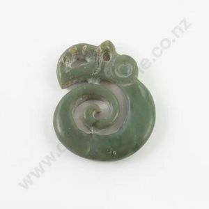 Nephrite koropepe pendant, of relatively crude form (possibly&hellip;