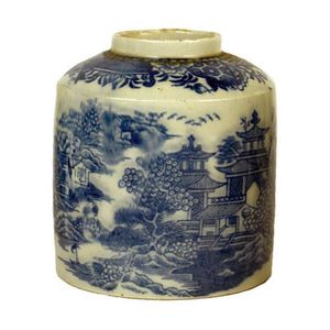 A George III blue and white chinoiserie decorated tea caddy,…